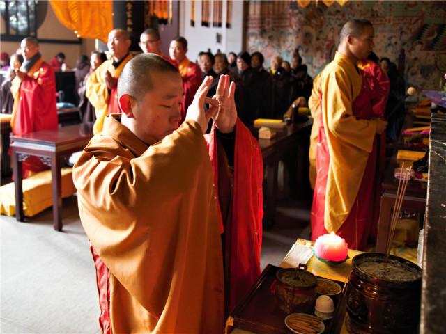 中天竺法净禅寺方丈,惟尘大和尚拈香主法.