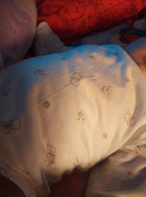 宝宝三个月肚子鼓鼓的正常吗,相片是刚吃饱拍的