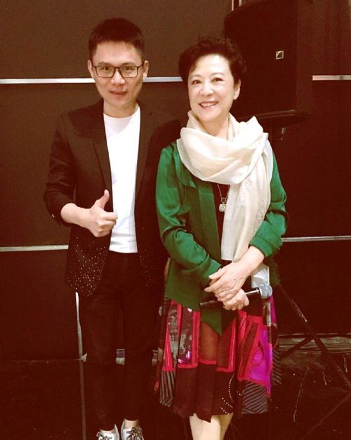 71岁王馥荔也太漂亮了,在街头拍到她穿花衬衫白裤子,气质高贵!