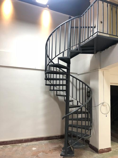 厂家定做 简约铁艺旋转楼梯 办公室钢结构旋弯梯 餐厅阁楼铁楼梯