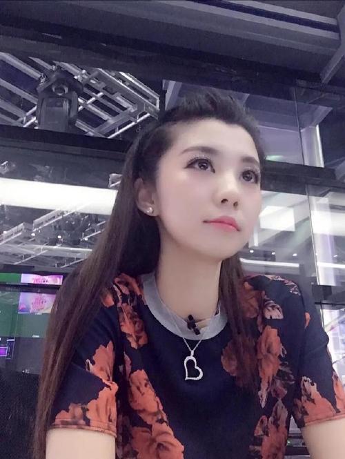 浙江卫视美女主持人:费费
