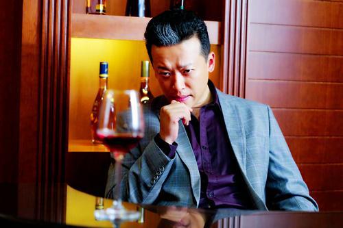 著名演员郭昊伦在剧中饰演土豪味浓郁的集团大佬丁乔,不论是那一抹