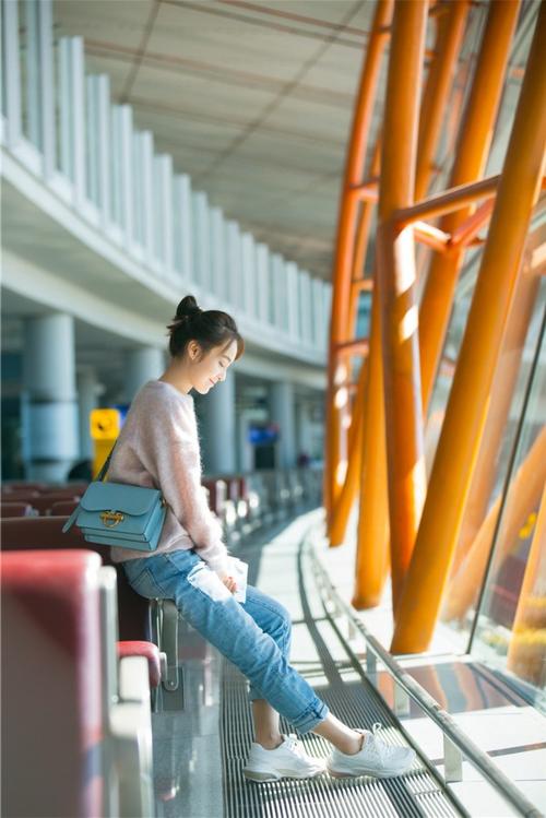 张佳宁机场look清纯灵动示范甜系少女穿搭指南