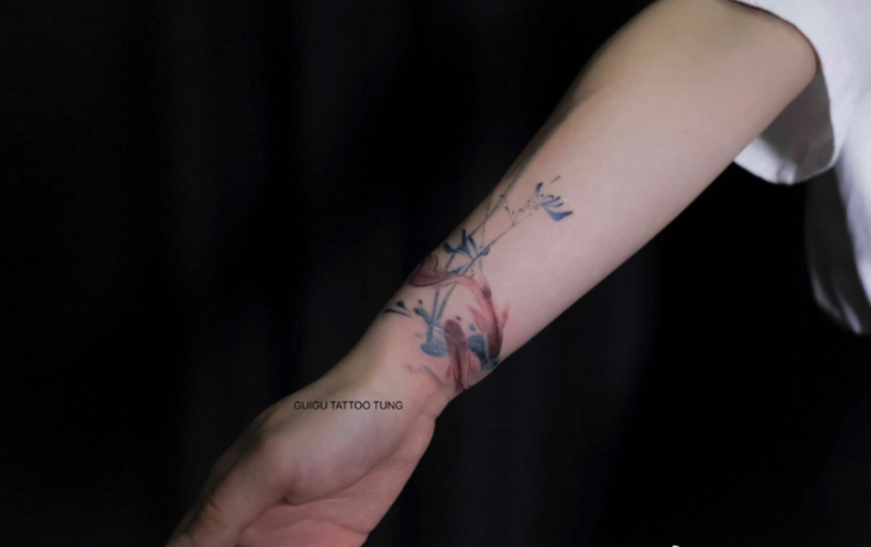 手臂疤痕遮盖臂环欣赏水墨双鱼臂环纹身设计2