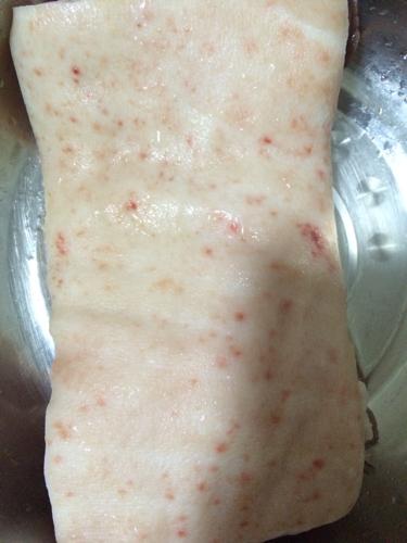 超市买的猪肉,是不是病猪!猪皮上都是红点