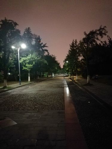 散步雨后的夜晚空气更清晰