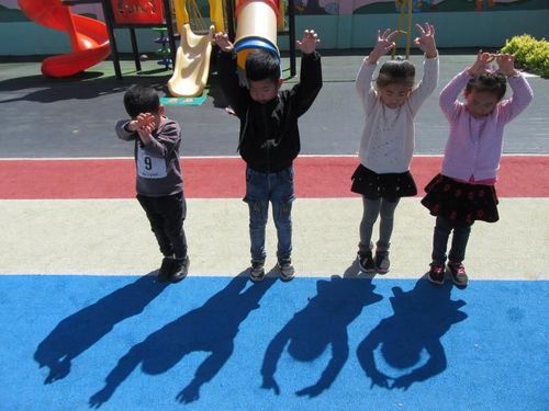 《我的影子朋友》涩埠幼儿园开展影子主题活动