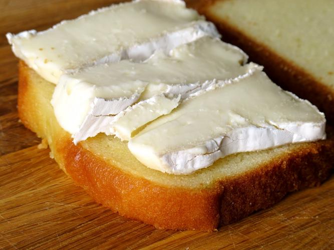 smear some fig preserves on the other piece of bread.