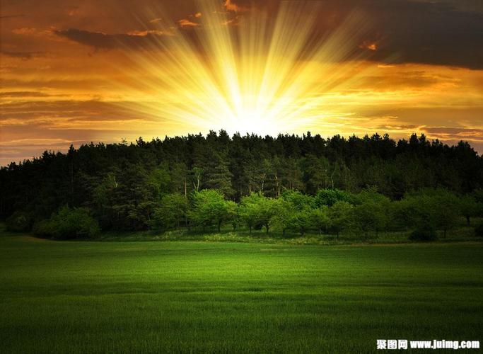 阳光和山峰树木