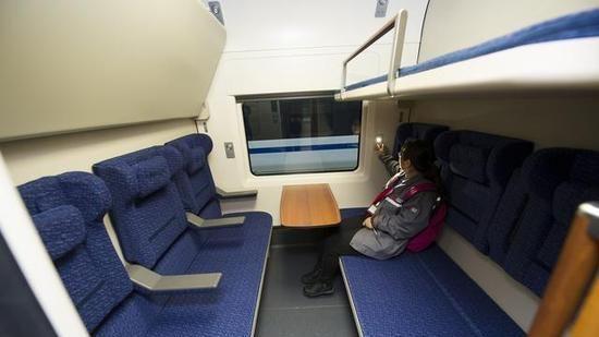 动车卧铺一般都是包间的,一个包间4张床,2个上铺,2个下铺.下铺更改