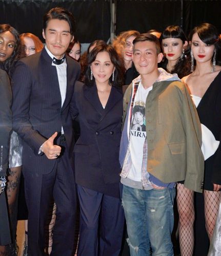 邀请了很多圈内大咖前来看秀,比如商界大佬马云,时尚界名人胡兵和潮流