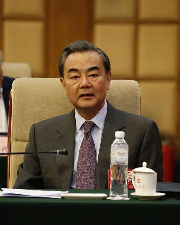中日韩外长会议的中国外交部长王毅24日与韩国外长尹炳世举行双边会谈