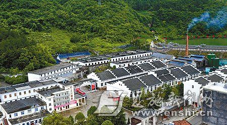 7月10日,恩施市芭蕉侗族乡"硒都茶城"茶叶交易市场,房屋整齐,周边风景