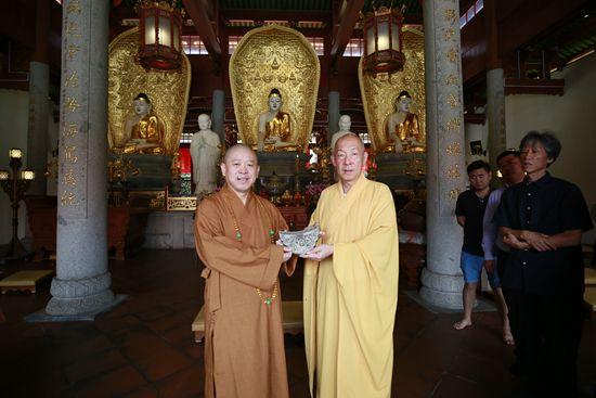 真龙法师"写意敦煌"书画展在新加坡举行 纯一大和尚率团参访狮城