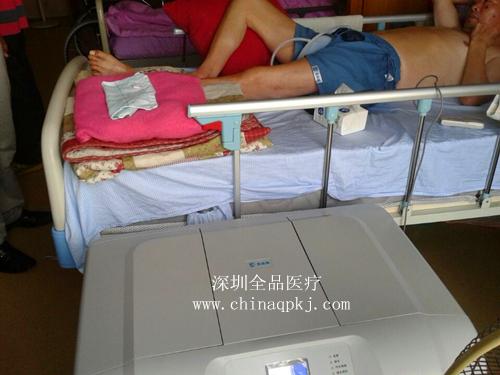 男性老年人使用者 - 全品源卧床大小便护理仪