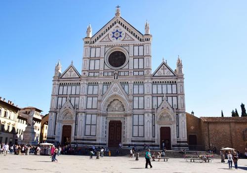 中埋葬了米开朗琪罗,但丁,伽利略等名人,教堂门口伫立着但丁的塑像,皱