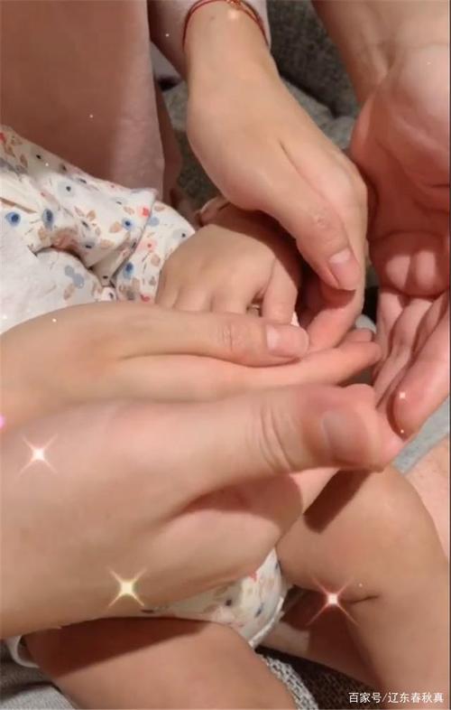 陈赫官宣张子萱二胎生女,一家四口手牵手,安安当姐姐开心极了