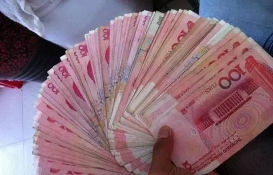 我妈生日那天,我老公恭恭敬敬给我妈一万块钱现金,这时候,我小侄子在