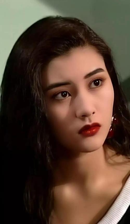 就拿个最最显眼的例子即最美港姐李嘉欣年轻时的美图来论证一下,80.