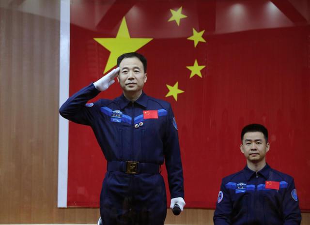任务中,50岁的老大哥景海鹏担任指令长,负责载人飞船驾驶,交会对接
