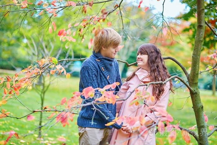 情侣在公园约会在春天或秋天的一天