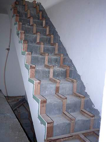 楼梯龙骨架起来了,因为现浇的关系,第一步和最后一步落差