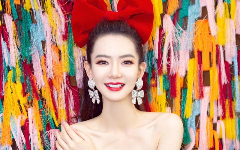 69  电脑壁纸 69  明星 69  戚薇七彩流苏裙可爱性感迷人写真