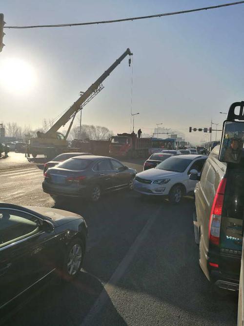迁安祺光路与迁擂路交叉口大车侧翻 致大面积堵车