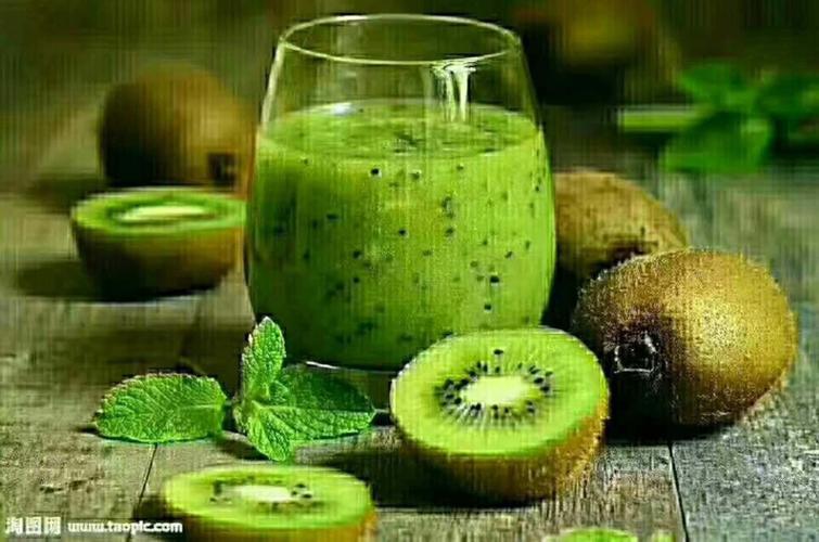 榨成果汁的弥猴桃味道太棒啦