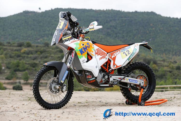 珊斯驾驶 crf450 rally 夺得了第九名,而自今年五月份起她转投了 ktm