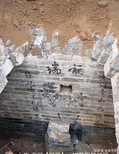 这是古墓的石门,墓室为砖拱结构.