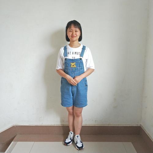 丁字步腹前握指式站姿