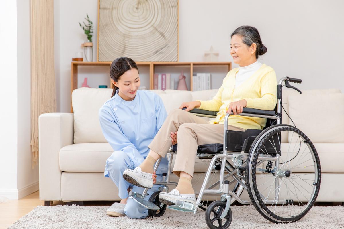 护工照顾老人 (1)