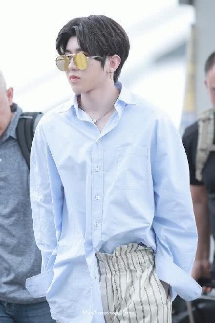 继吴亦凡发胖后,蔡徐坤的脸也圆润了不少,戴着墨镜像