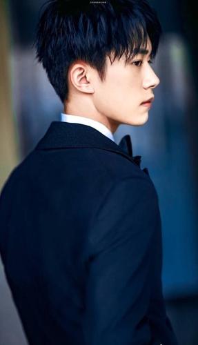 易烊千玺,一个侧颜好看到让人尖叫的大男孩