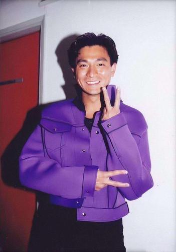 着三七分的发型,加上一身宽松的服装,就是当时最流行的装扮,而刘德华