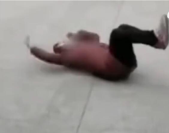 原创无理取闹大妈强行闯卡外出被拦撒泼打滚耍无赖辱骂防疫人员