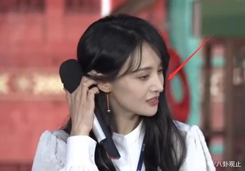 郑爽发布会生图曝光,失去美颜滤镜后,29岁颜值状态很