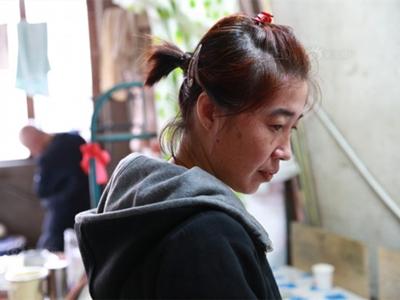 朱晓晖,女,1973年出生,黑龙江绥芬河市民,感动中国2014年度人物.