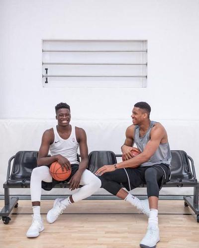 手足情深!字母哥晒与弟弟训练照祝其18周岁生日快乐