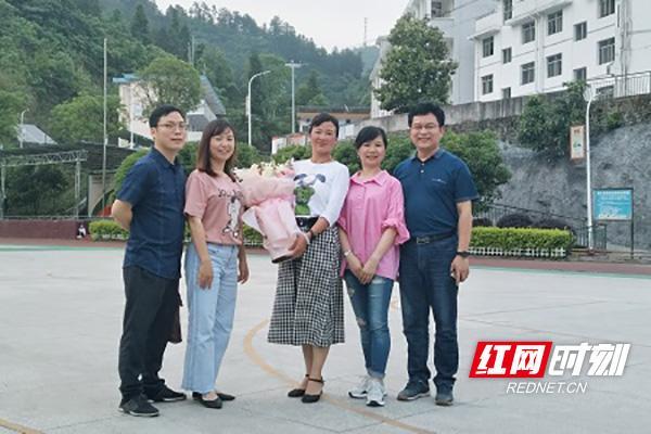 岩头寨野竹小学,慰问支教教师谢花云老师,并给野竹学校送去了樟树坪小
