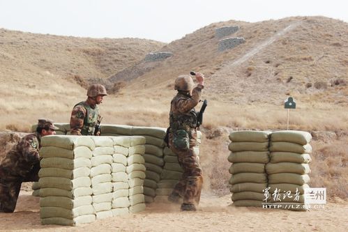 组图:兰州军区男女官兵风沙中训练战术投弹