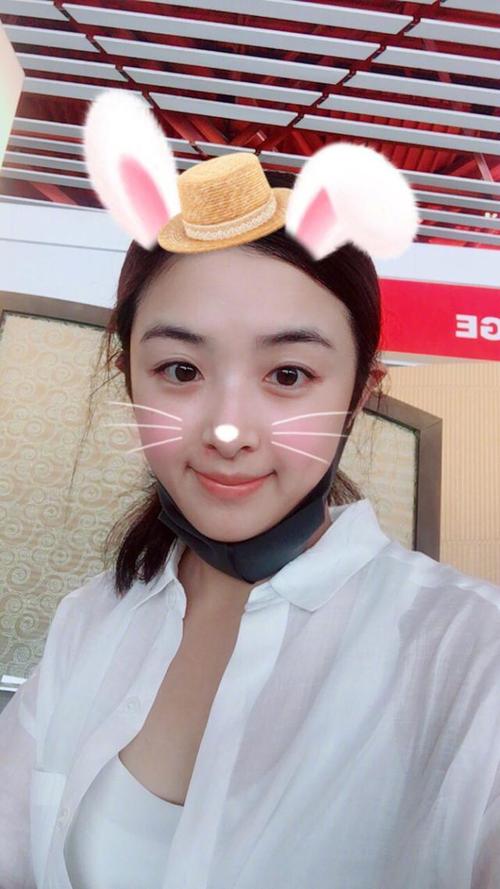 张含韵对着镜头露出迷人的微笑,而照片经过p图软件一处理更是又萌又