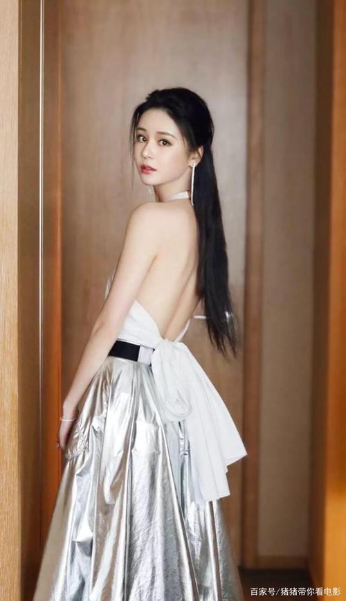 邱意浓:面若桃花,千娇百媚