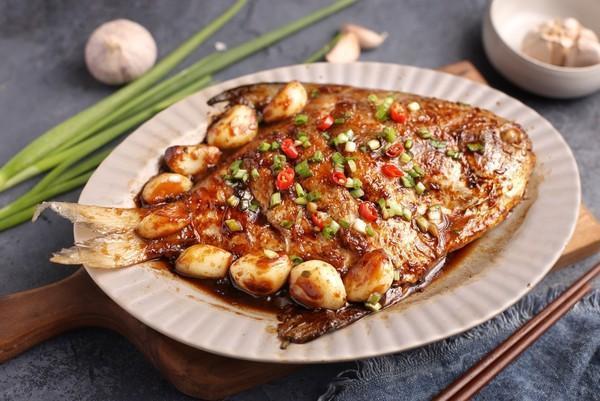 精选美食:红烧鲳鱼,辣炒魔芋,韭菜花炒豆干,爆炒猪肝的做法