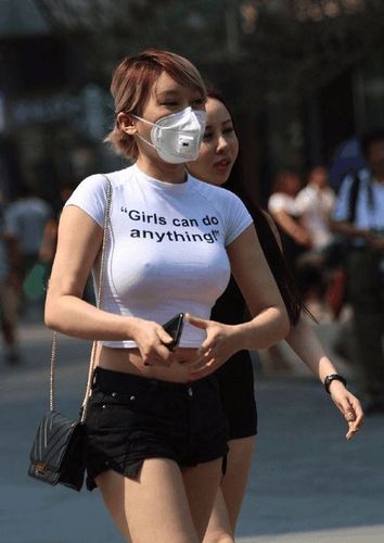 街拍, "乳"此真空, 网友: 穿的好大胆呀