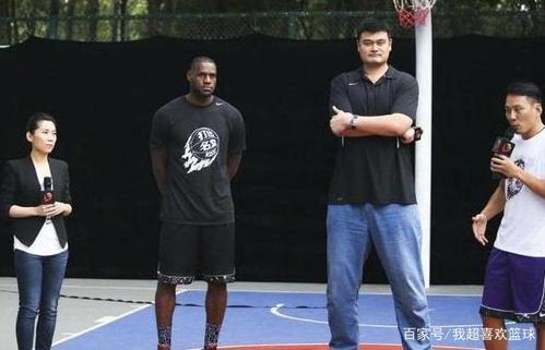 为何说不要跟退役后的姚明合影?科比秒变1.7米,大鲨鱼