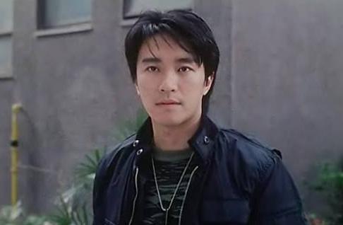 周星驰年轻时其实挺帅的,最后一张简直胶原蛋白满格