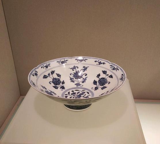 谈一下大型宣德青花瓷器的直观印象,绝不亚于元青花