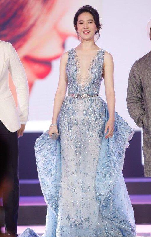 刘亦菲颜值高衣品更高穿蓝色礼服华丽精致甜美温柔像个小公主